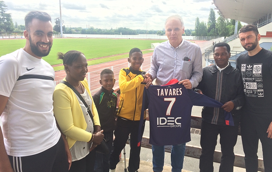 En présence de Francis De Taddeo, directeur du centre de formation du SMC, de ses parents, de Mourad Jalliti et Yoan Fontaine (respectivement responsable technique et coach des U15 de l'ES Viry-Châtillon), Héliohdino Tavares Correia a signé son contrat de cinq ans avec le Stade Malherbe au complexe sportif de Viry-Châtillon.