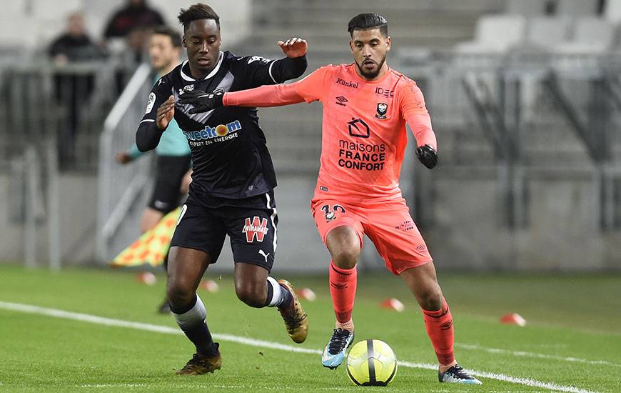 Victime d'une légère élongation aux adducteurs face à Bordeaux, mardi soir, Youssef Aït Bennasser devrait reprendre l'entraînement avec le groupe jeudi prochain.