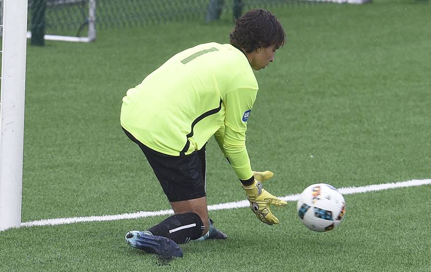 En réalisant plusieurs parades en première période, le gardien Yassine Gueddar a permis aux U17 nationaux - menés depuis la 7' - de rester dans le match.