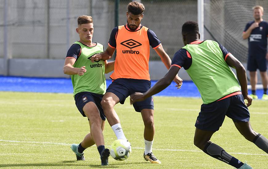 Sorti à la mi-temps du match contre Troyes le 28 octobre, Youssef Aït Bennasser - qui était blessé aux ischio-jambiers - a renoué avec les entraînements collectifs ce mercredi matin. @Photo d'archives