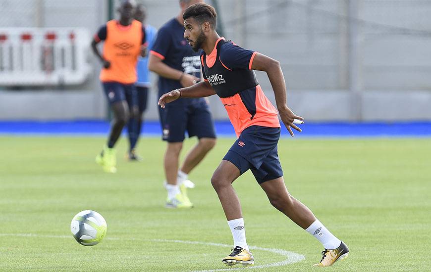 Victime d'un coup sur le pied à l'entraînement, Youssef Aït Bennasser est forfait pour le déplacement à Hazebrouck.