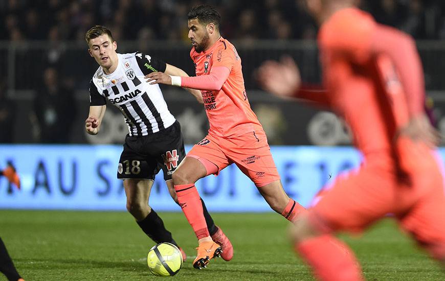 Victime d'une élongation à la cuisse droite face à Angers avant la trêve internationale, Youssef Aït Bennasser ne sera pas opérationnel avant la réception de Monaco, le 6 mai.