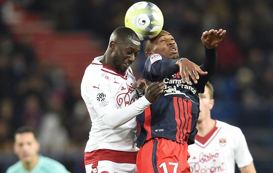 Expulsé contre Granville en 32e de finale de la Coupe de France il y a dix jours, Youssouf Sabaly - ici, à la lutte avec Jordan Nkololo au match aller - effectue son retour dans le groupe bordelais.