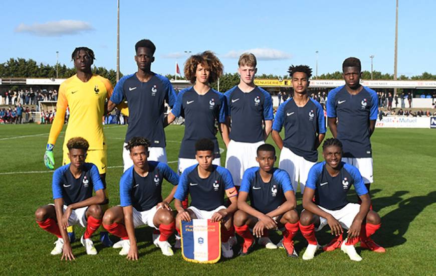 Destiné Jopanguy et Jason Ngouabi (debout à gauche) étaient titulaires face à l'Espagne avec les U16 français