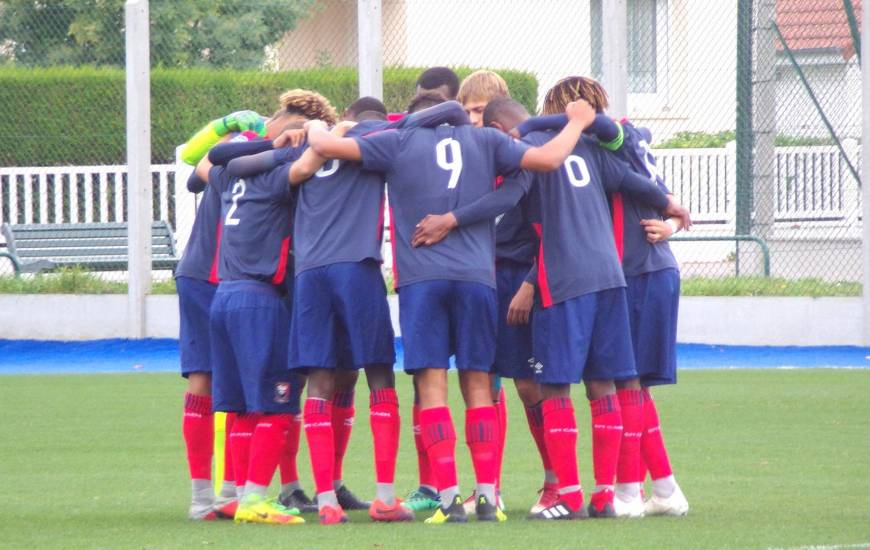 La concentration des jeunes caennais avant d'affronter l'USM Saran hier après-midi sur l'annexe 1 de Venoix