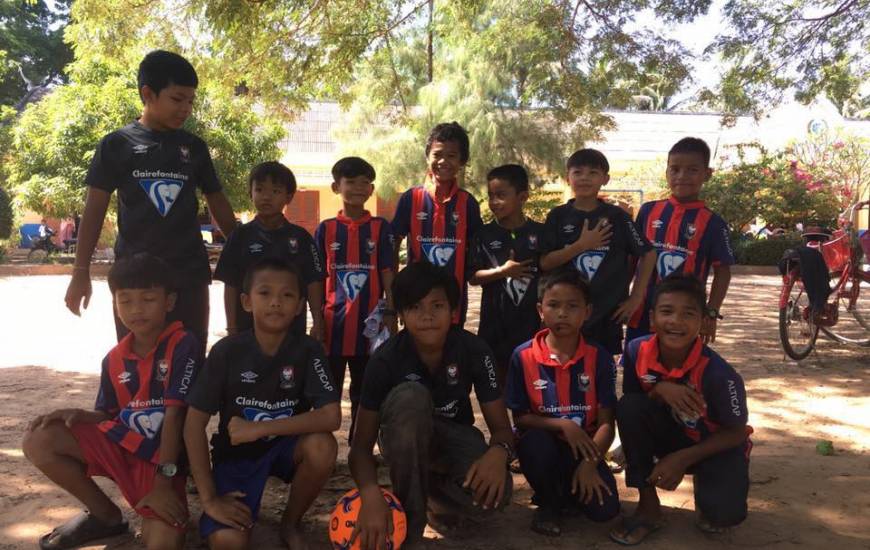 Les jeunes footballeurs cambodgiens avec le sourire après avoir reçu deux jeux de maillots du Stade Malherbe Caen