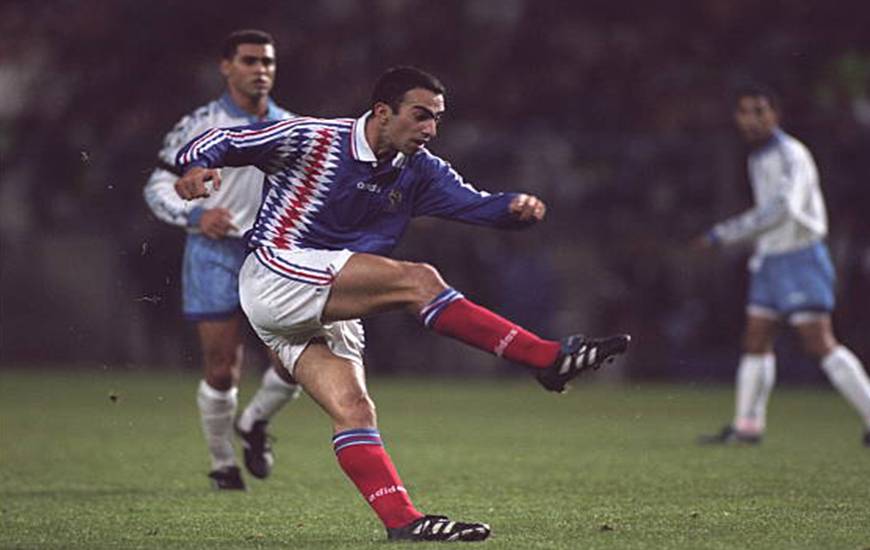 Youri Djorkaeff buteur sur la pelouse du Stade Michel d'Ornano lors d'une rencontre face à Israël