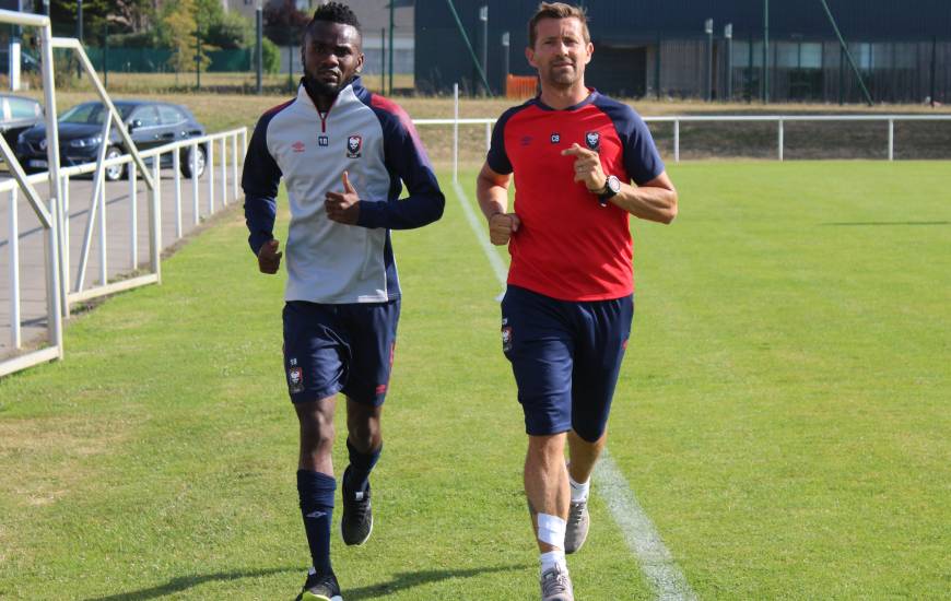 Durel Avounou avec le docteur Cyril Bellot lors du stage de préparation effectué par le Stade Malherbe Caen cet été à Arzon