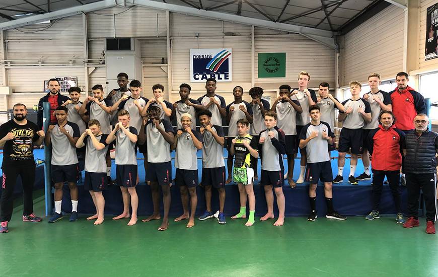 L'ensemble des joueurs U17 du Stade Malherbe accompagné de leurs éducateurs et des intervenants du club d'Hérouville Inter Boxes