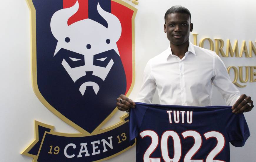 Après Younn Zahary hier, Brice Tutu a lui aussi signé son premier contrat professionnel avec le Stade Malherbe jusqu'en 2022