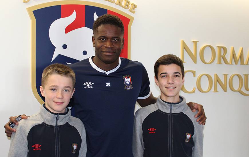 Tom et Lucas, joueurs du Stade Malherbe Caen en U14 ont effectué l'entretien de Brice Samba, joueur du mois de février