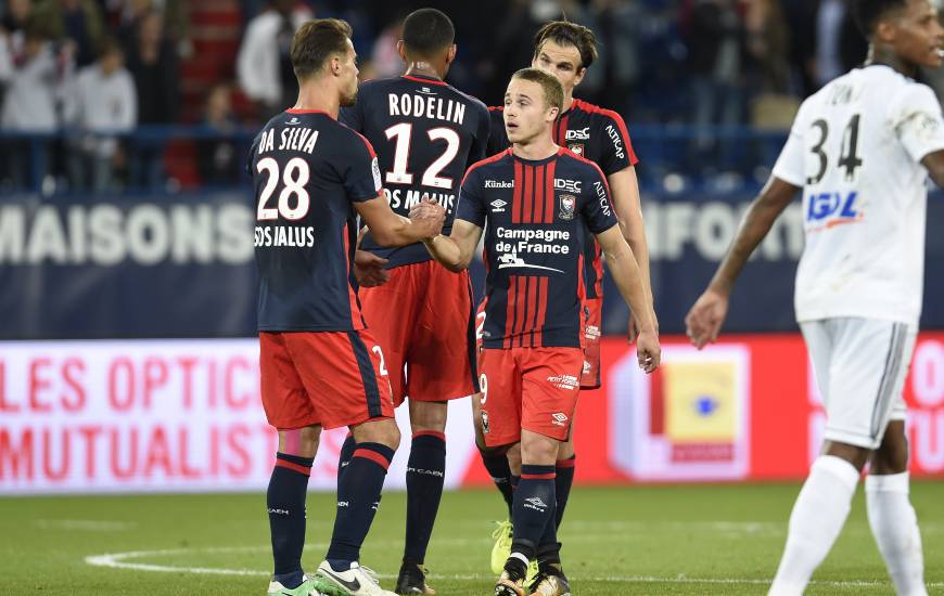 La satisfaction des joueurs du SM caen après avoir battu les amiénois la saison dernière, seule confrontation à d'Ornano en Ligue 1 Conforama entre les deux équipes