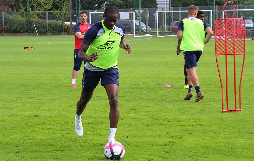 Christian Kouakou s'est illustré en inscrivant un but de la tête sur un centre décisif de Ronny Rodelin durant la séance de ce matin sur la pelouse du Complexe Sportif Yves Chapron.