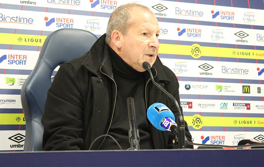 Après avoir assisté au match face au RC Strasbourg le week-end dernier, Rolland Courbis était présent pour les deux dernières séances d'entraînement du Stade Malherbe Caen