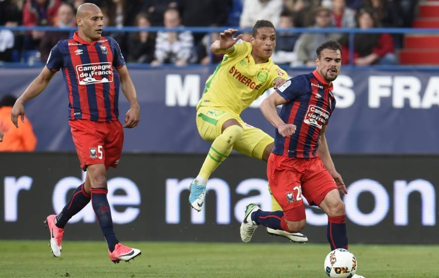 Yacine Bammou au duel avec Damien Da Silva et Alaeddine Yahia il y a deux ans avec le FC Nantes