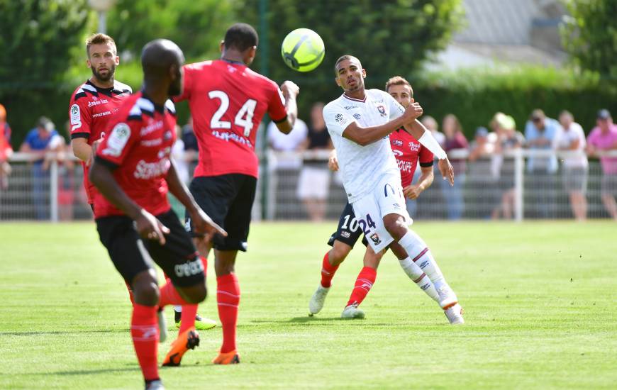 Alexander Djiku et le Stade Malherbe Caen ont affronté les joueurs de l'EA Guingamp cet été en amical à Tourlaville