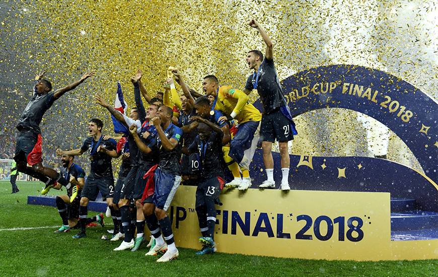 Le moment que l'on attendait tous hier soir, la remise de la Coupe du Monde aux joueurs de l'équipe de France et au capitaine Hugo Lloris © Fédération Française de Football