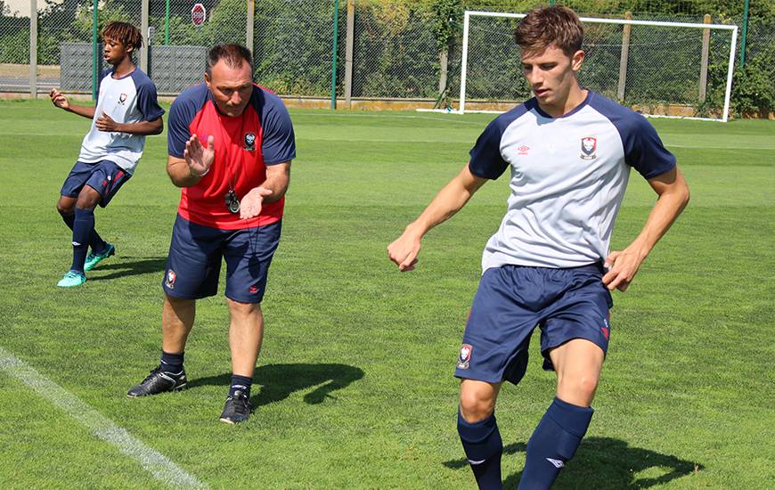 Fabrice Vandeputte le nouveau coach de l'équipe réserve aux côtés d'Hugo Vandermersch lors de la première séance