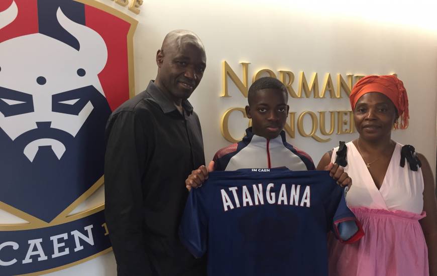 Le jeune Farel Atangana au moment de sa signature au Stade Malherbe Caen accompagné de ses parents