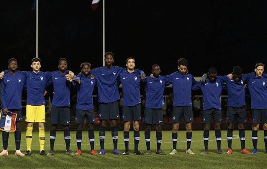 Jason Ngouabi (cinquième en partant de la gauche) et les U16 français lors d'un rassemblement avec la sélection nationale en février