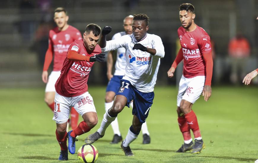 Casimir Ninga au duel avec Téji Savnier, l'attaquant caennais a eu l'occasion d'ouvrir le score en première période, sans réussite