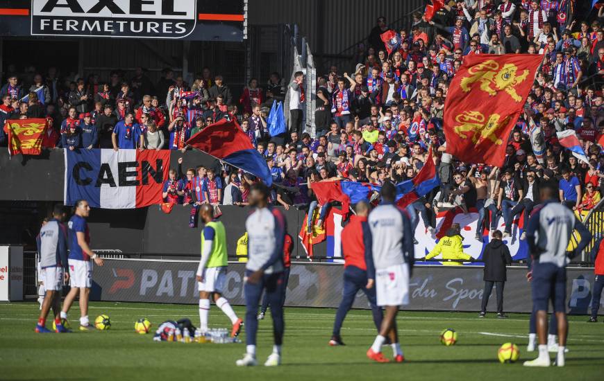 Les joueurs du Stade Malherbe Caen à l'échauffement devant près de 1 000 supporters présents à Guingamp