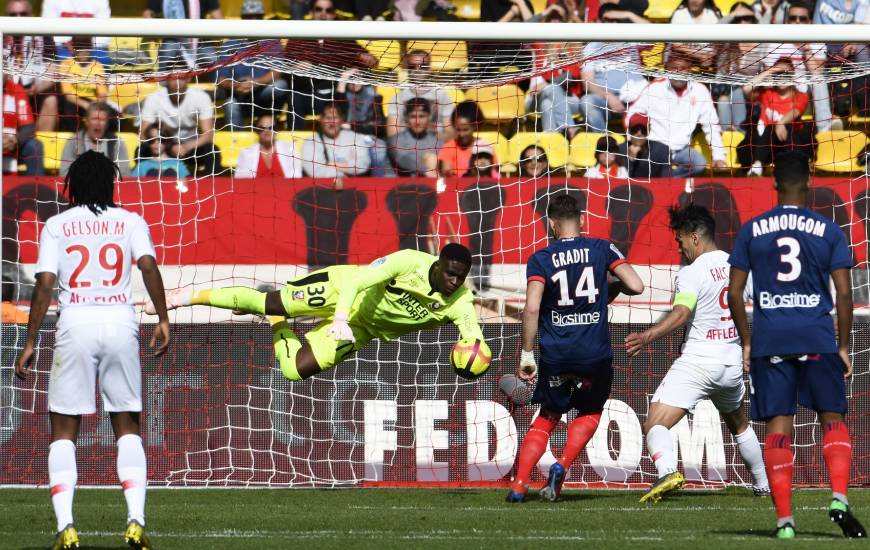 Brice Samba s'est montré décisif à plusieurs reprises pour ramener les trois points de Louis II