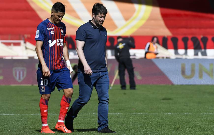 Échange entre Fayçal Fajr et le coach caennais à la mi-temps du match face à l'AS Monaco hier après-midi
