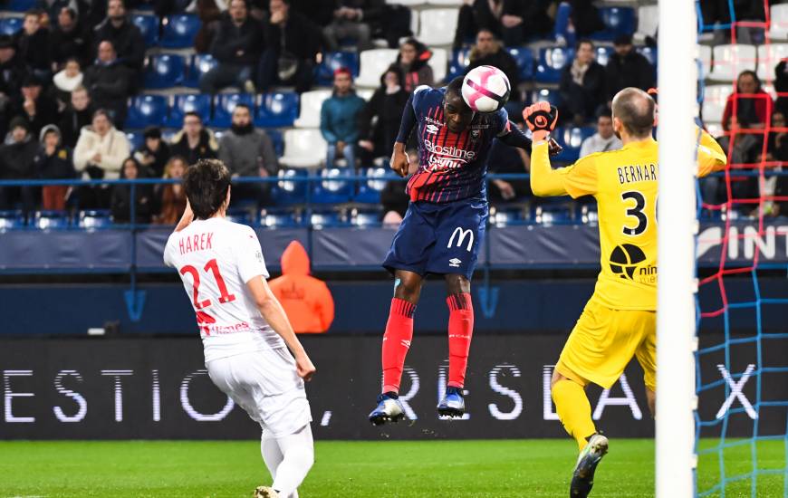 Prince Oniangué aurait pu égaliser rapidement après l'ouverture du score mais le capitaine caennais a trouvé le poteau de Paul Bernardoni