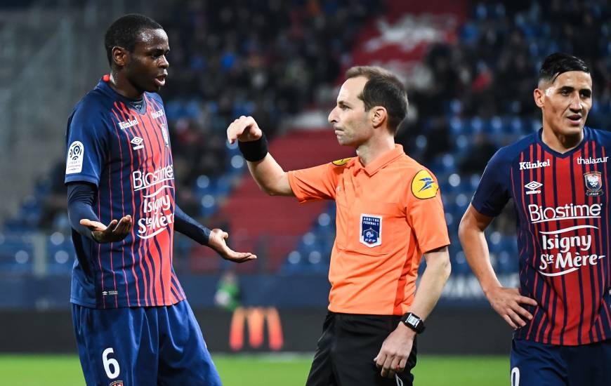 Florent Batta avec Prince Oniangué lors de la rencontre face au Nîmes Olympique au Stade Michel d'Ornano