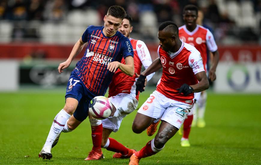Jessy Deminguet était titulaire pour cette rencontre face au Stade de Reims, il a remplacé à la dernière minute Alexander Djiku tombé malade pendant le week-end