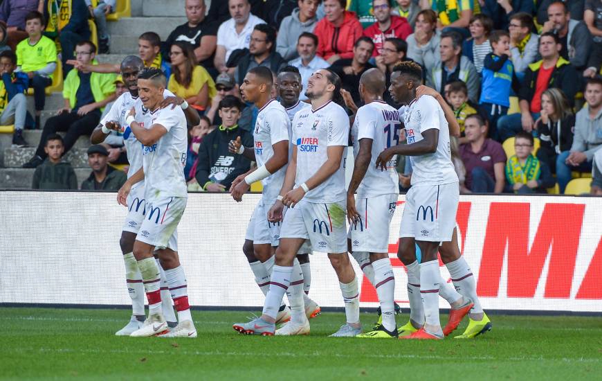 La joie collective des joueurs du Stade Malherbe après l'ouverture du scroe d'Enzo Crivelli sur la pelouse de La Beaujoire samedi soir