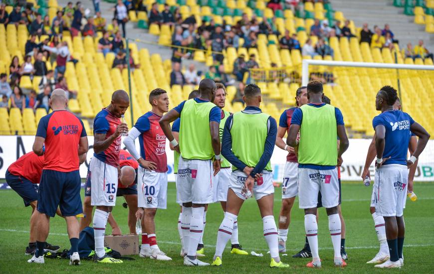 Les caennais concentrés à l'échauffement avant d'entrer sur la pelouse de La Beaujoire pour affronter le FC Nantes