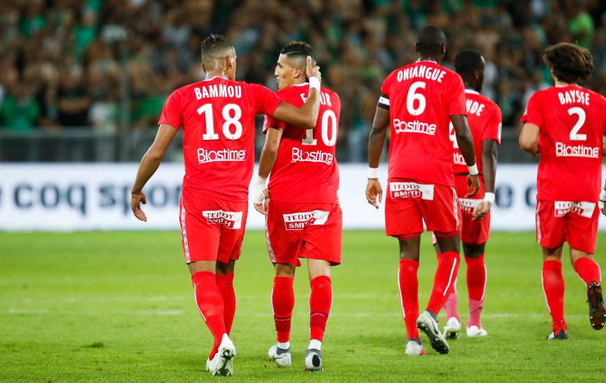 Yacine Bammou félicite Fayçal Fajr après l'ouverture du score de son compatriote sur une frappe à l'entrée de la surface