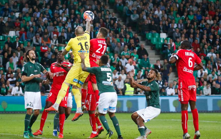Défaite rageante (2-1) au match aller à Geoffroy-Guichard malgré l'ouverture du score de Fayçal Fajr