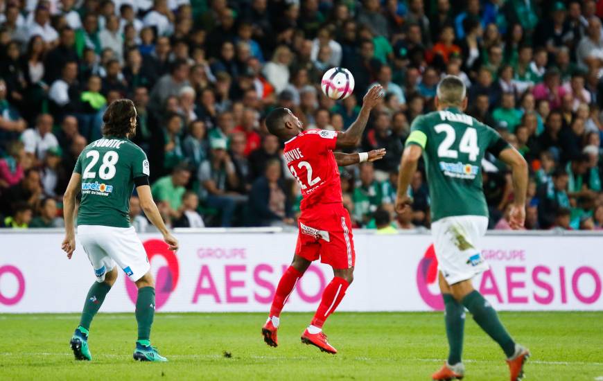 Claudio Beauvue surveillé par Neven Subotic et Loic Perrin lors du match aller à Geoffroy-Guichard