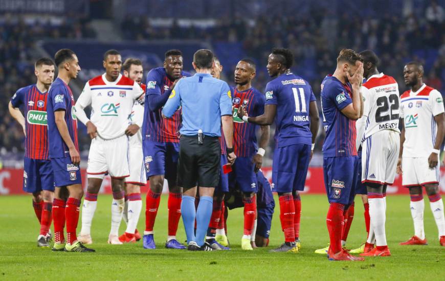 L'incompréhension des joueurs du Stade Malherbe Caen au moment de l'expulsion d'Alexander Djiku après une faute sur Menphis Depay 