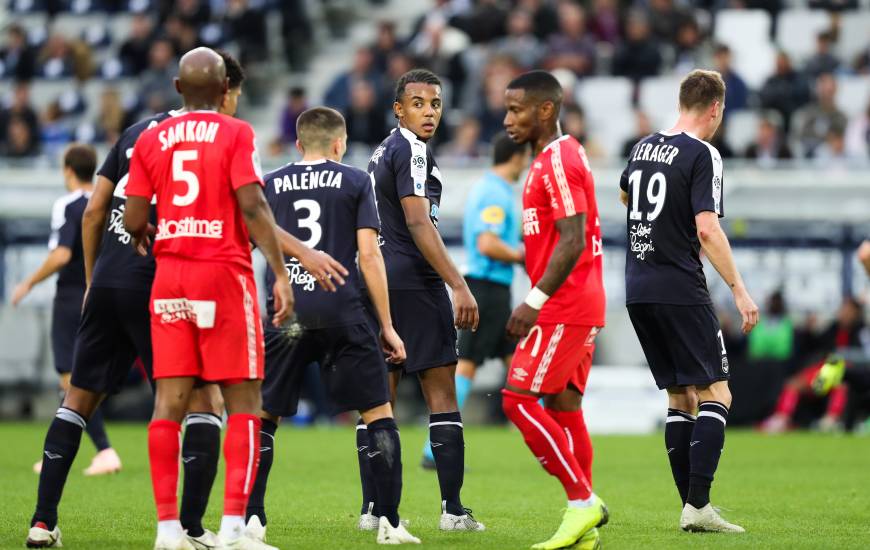 Le bordelais Jules Koundé attentifs devant Baisama Sankoh et Claudio Beauvue sur un corner pour le Stade Malherbe