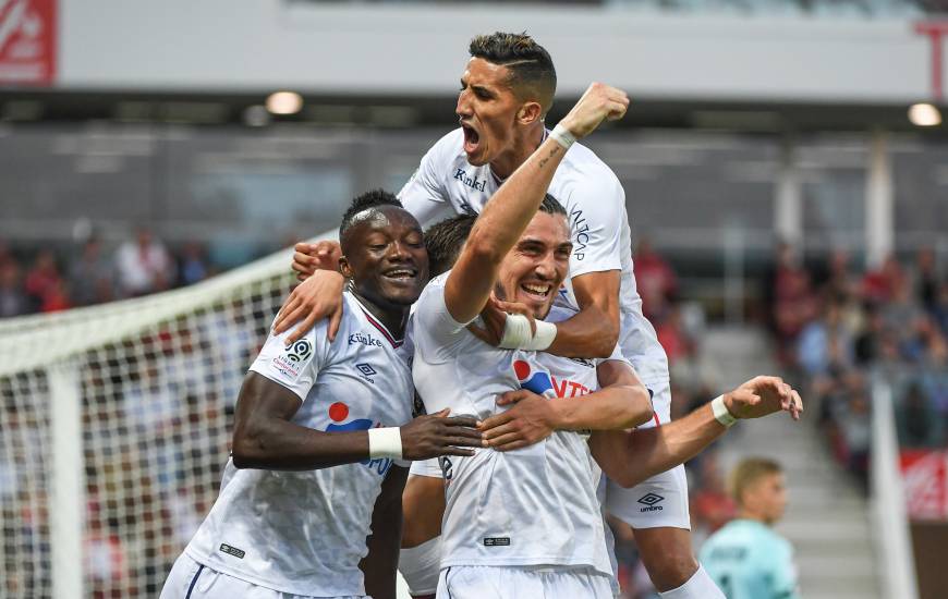 La joie des joueurs du Stade Malherbe Caen sur l'ouverture du score d'Enzo Crivelli, le deuxième but de l'attaquant caennais en quatre matchs