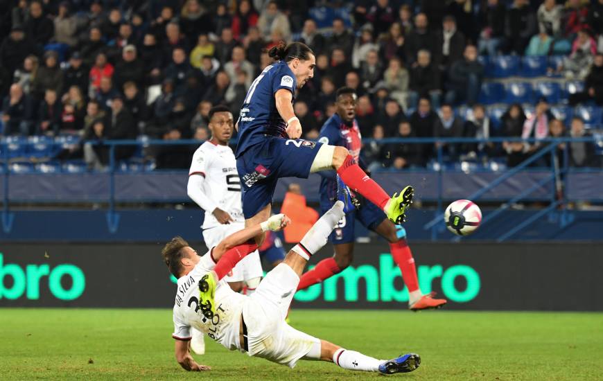 Enzo Crivelli et Damien Da Silva au duel lors du match aller sur la pelouse du Stade Michel d'Ornano