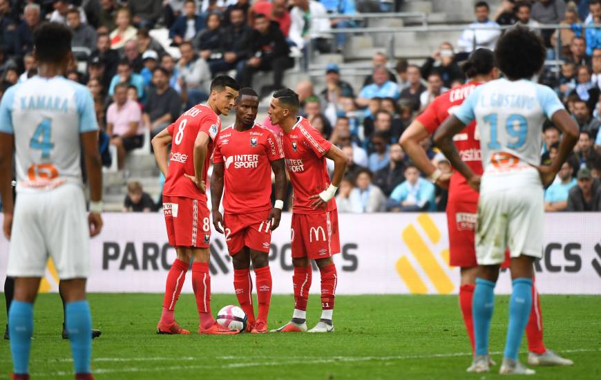 Stef Peeters, Claudio Beauvue te Fayçal Fajr en discussion pour savoir qui va frapper un coup-franc bien placé en début de seconde période