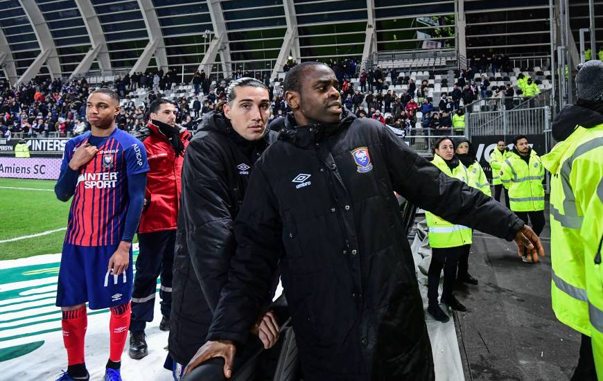 Prince Oniangué et les caennais ont échangé avec les nombreux supporters qui ont fait le déplacement hier soir après le match à La Licorne