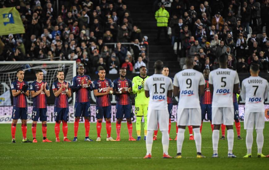 Les joueurs du Stade Malherbe Caen et d'Amiens ont respecté une minute d'applaudissements avant le match à La Licorne samedi dernier