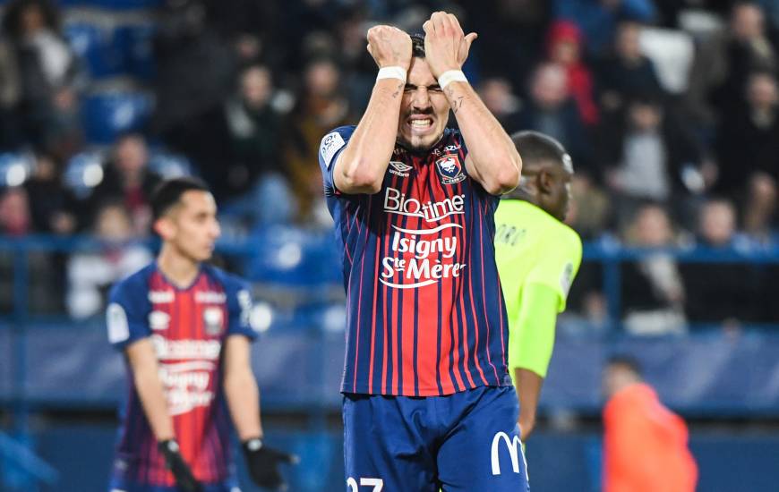 La frustration d'Enzo Crivelli lors du revers (1-3) face au LOSC hier soir, l'attaquant du Stade Malherbe n'a pas eu l'occasion de s'illustrer devant le but de Mike Maignan