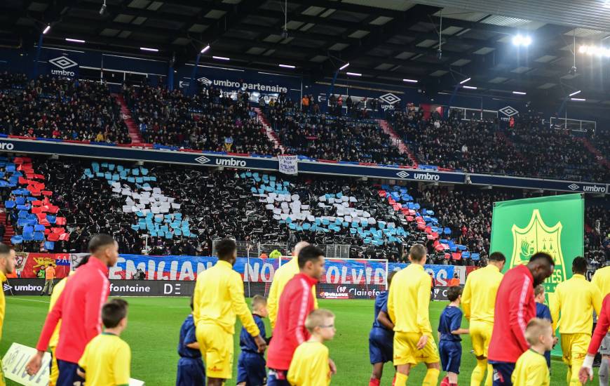 L'entrée des deux équipes hiers soir sur la pelouse de d'Ornano devant le tifo du MNK96 en hommage à Émiliano Sala