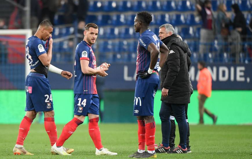 La déception des joueurs du Stade Malherbe Caen après le revers face au Angers SCO samedi soir