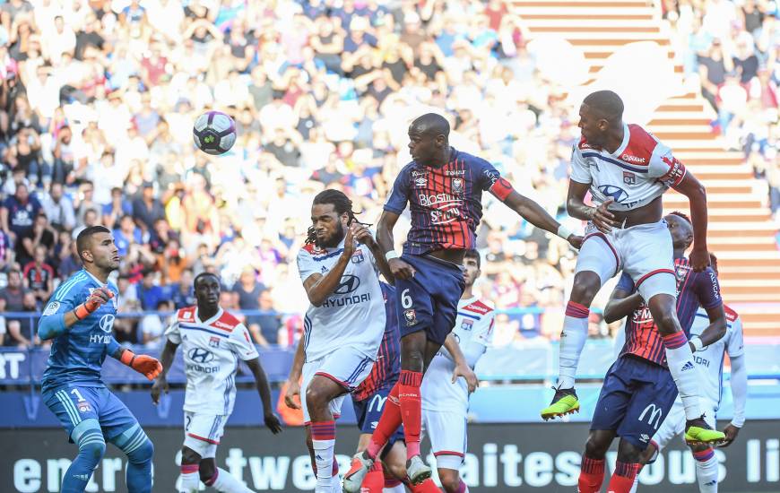 Capitaine du Stade Malherbe depuis le début de la saison, Prince Oniangué à inscrit le second but du Stade Malherbe de la tête après un coup-franc de Fayçal Fajr