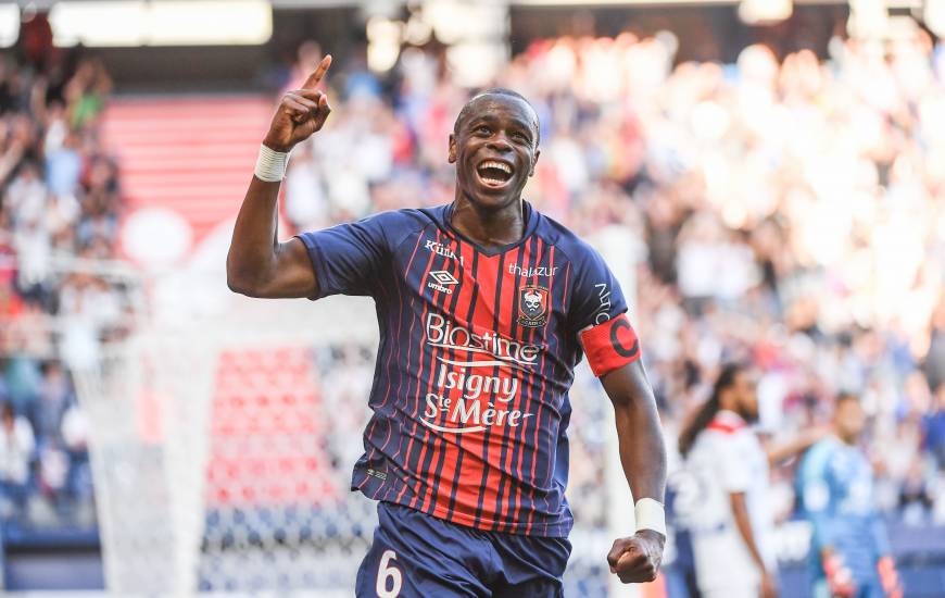 Après son but de la tête faec à l'Olympique Lyonnais, Prince Oniangué est en tête du Top But du Stade Malherbe Caen devant Saïf-Eddine Khaoui