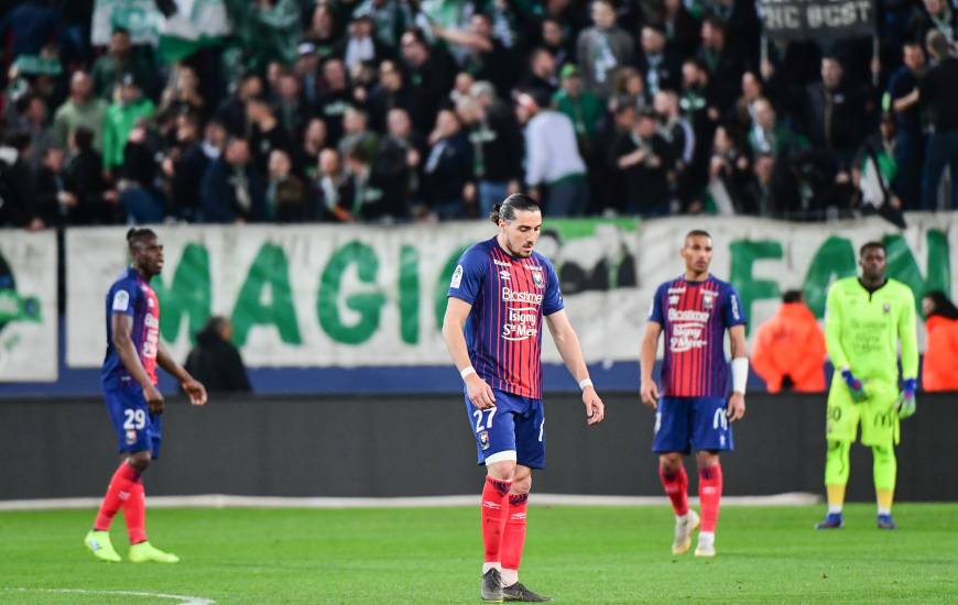 La tête basse des joueurs du Stade Malherbe Caen après le lourd revers face à l'AS Saint-Etienne hier soir