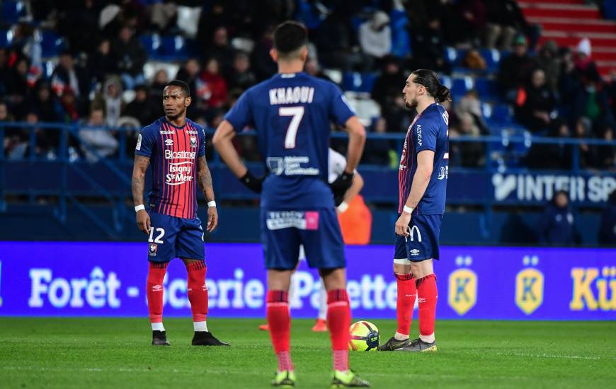 Le Stade Malherbe Caen a subi sa plus lourde défaite de la saison samedi soir mais reste à deux points de la place de barragiste